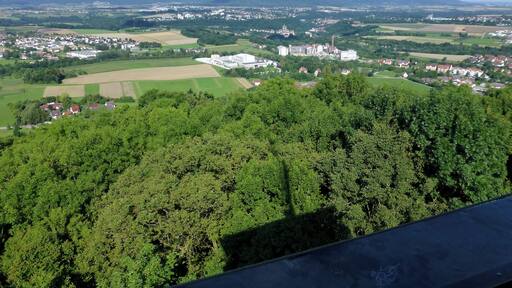 Blick vom Einkornturm in Richtung Schwäbisch Hall; etwa in der Bildmitte die Großcomburg