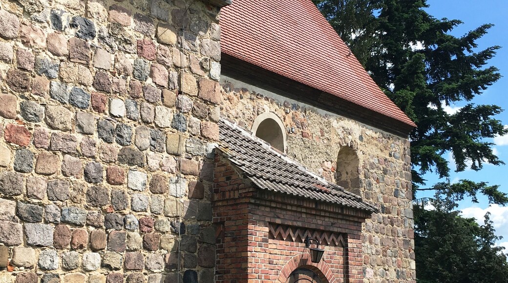 Die Dorfkirche Beerfelde ist eine Feldsteinkirche aus der zweiten Hälfte des 13. Jahrhunderts. Im Innern stehen unter anderem die Reste eines Altarretabels aus dem Jahr 1713, ein Kanzelkorb aus dem Jahr 1675 sowie eine Sauer-Orgel.
