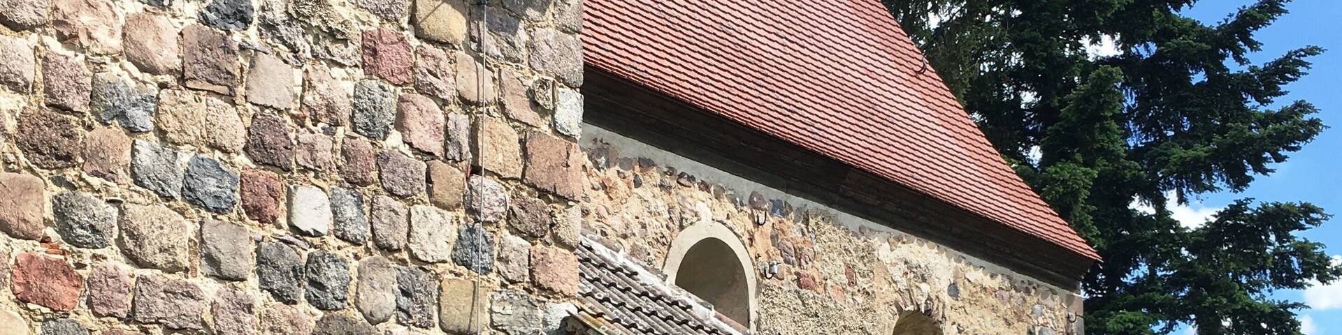 Die Dorfkirche Beerfelde ist eine Feldsteinkirche aus der zweiten Hälfte des 13. Jahrhunderts. Im Innern stehen unter anderem die Reste eines Altarretabels aus dem Jahr 1713, ein Kanzelkorb aus dem Jahr 1675 sowie eine Sauer-Orgel.