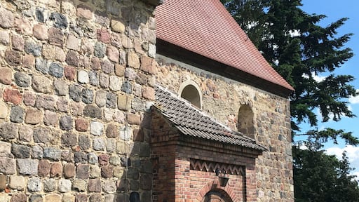 Die Dorfkirche Beerfelde ist eine Feldsteinkirche aus der zweiten Hälfte des 13. Jahrhunderts. Im Innern stehen unter anderem die Reste eines Altarretabels aus dem Jahr 1713, ein Kanzelkorb aus dem Jahr 1675 sowie eine Sauer-Orgel.