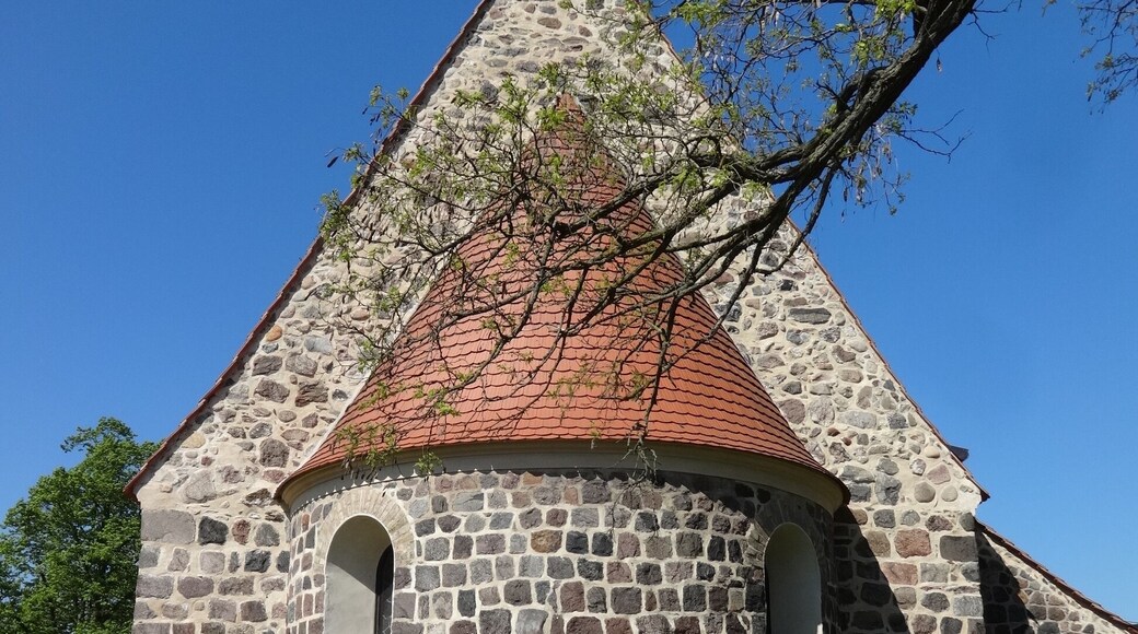 Die im Ursprung romanische Dorfkirche Siethen entstand im späten 13. oder frühen 14. Jahrhundert als Rechteckbau mit nachträglich angebauter Apsis. Im Innern befindet sich eine qualitätsvolle Ausstattung mit Kanzel, Altarretabel sowie Wappenschildern.