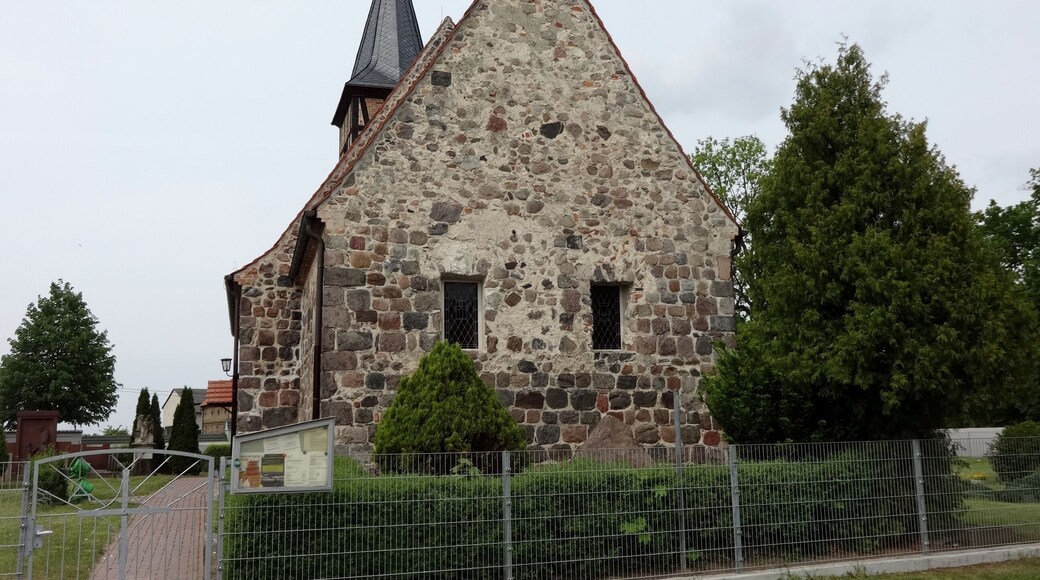Die Dorfkirche Thyrow ist eine romanische Feldsteinkirche aus dem 13. Jahrhundert. Der mehrfach umgebaute Turm stammt aus dem Jahr 1794. Im Innern befinden sich eine barocke Empore sowie eine Dinse-Orgel aus dem Jahr 1908.