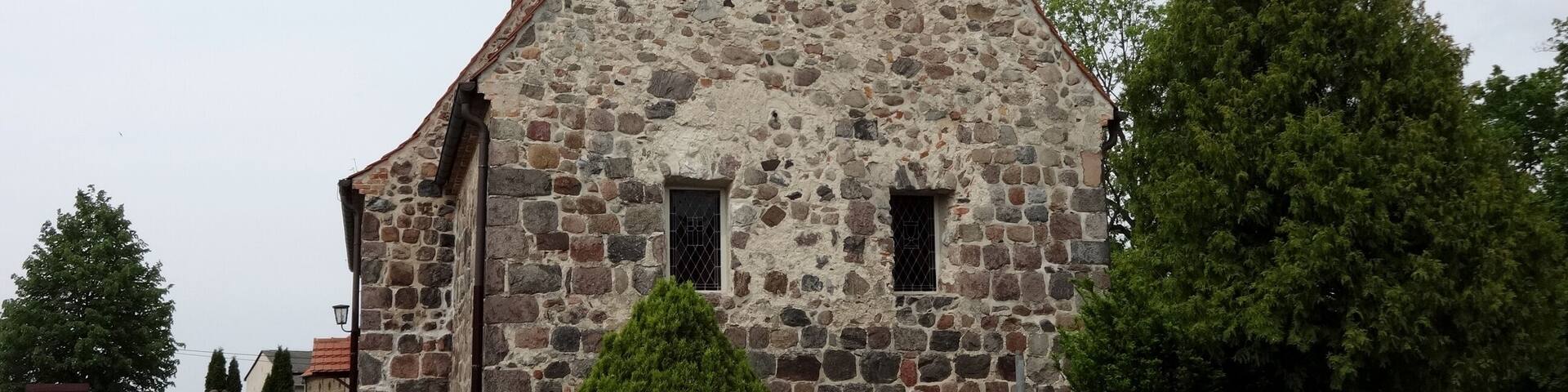 Die Dorfkirche Thyrow ist eine romanische Feldsteinkirche aus dem 13. Jahrhundert. Der mehrfach umgebaute Turm stammt aus dem Jahr 1794. Im Innern befinden sich eine barocke Empore sowie eine Dinse-Orgel aus dem Jahr 1908.