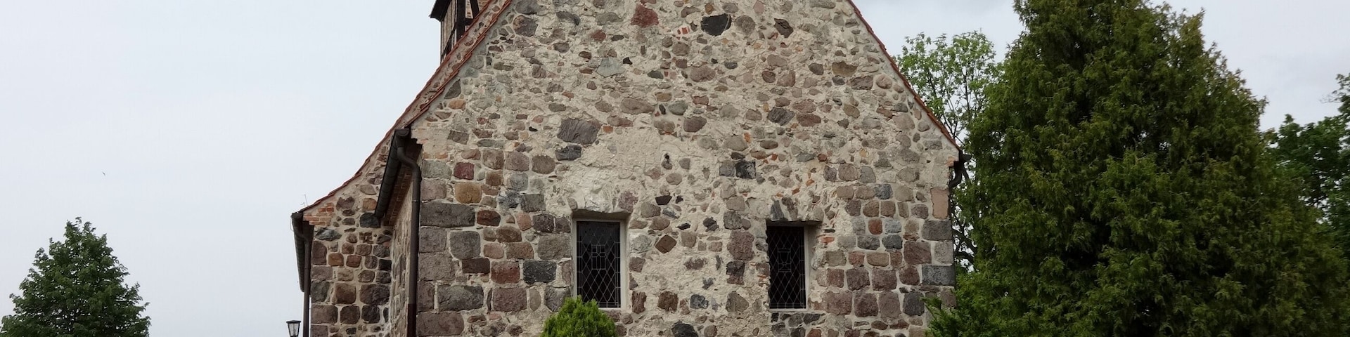 Die Dorfkirche Thyrow ist eine romanische Feldsteinkirche aus dem 13. Jahrhundert. Der mehrfach umgebaute Turm stammt aus dem Jahr 1794. Im Innern befinden sich eine barocke Empore sowie eine Dinse-Orgel aus dem Jahr 1908.