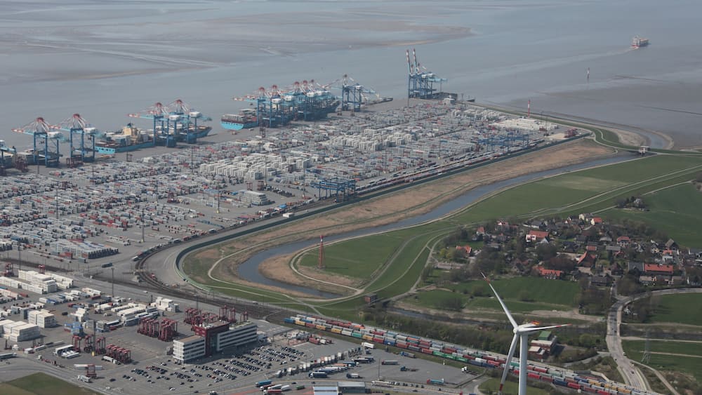 Fotoflug von Nordholz-Spieka nach Oldenburg und Papenburg This photo was taken by Alchemist-hp. If you use one of my photos, an email (account needed) or a message or direct to: my email account would be greatly appreciated. Please note the license terms. Other licensing terms can get discussed, too. This file is copyrighted and has been released under a license which is incompatible with Facebook's licensing terms. It is not permitted to upload this file to Facebook.