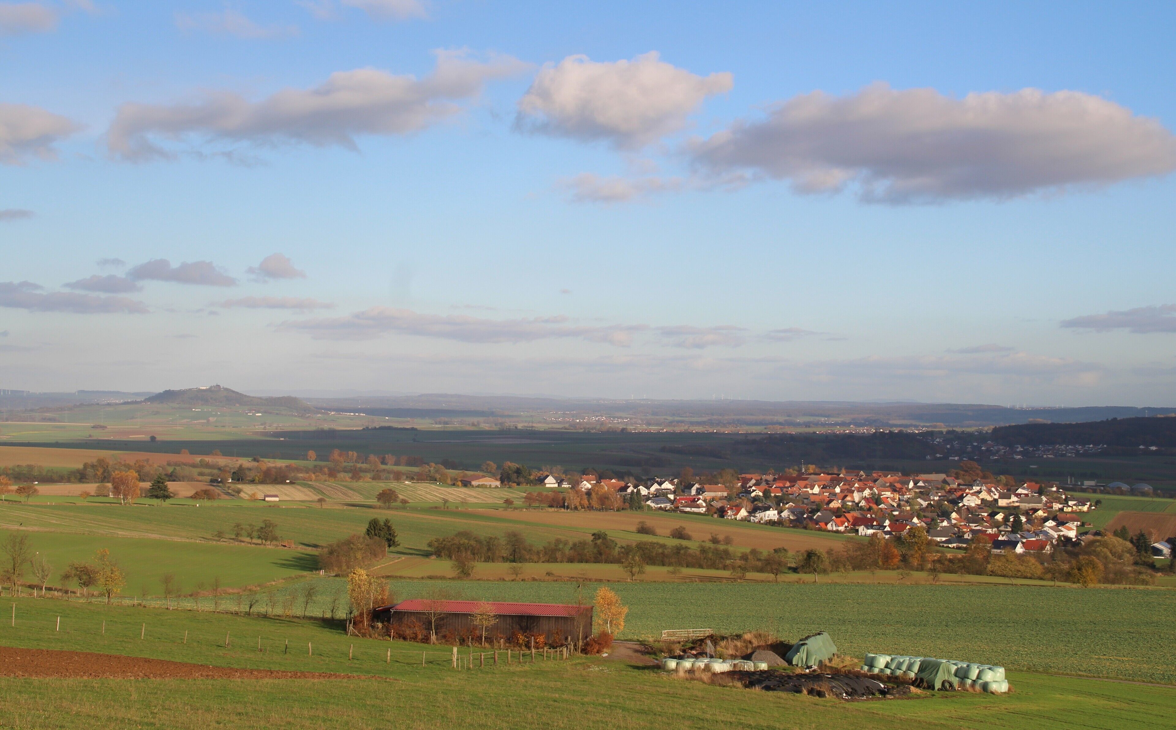 Beltershausen vom Fuß des Frauenberg. Links die Amöneburg