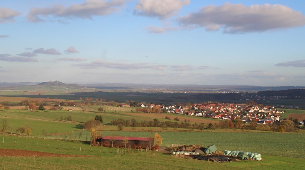 Beltershausen vom Fuß des Frauenberg. Links die Amöneburg