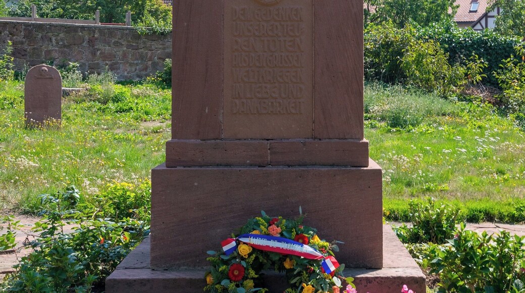 Kriegerdenkmal zum Gedenken an die beiden Weltkriege an der Kirche in Betziesdorf