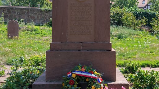 Kriegerdenkmal zum Gedenken an die beiden Weltkriege an der Kirche in Betziesdorf