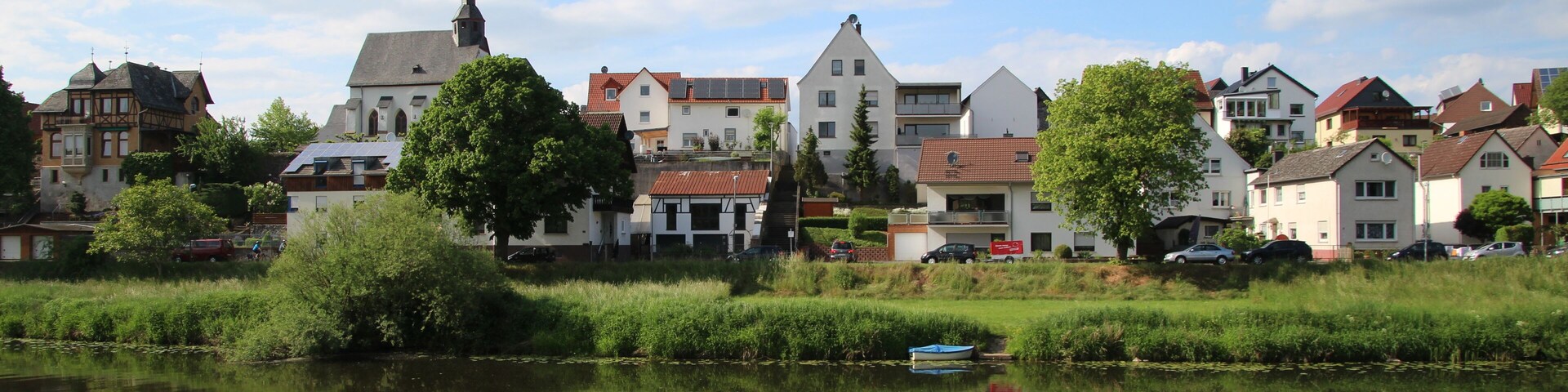 Dorlar - Aufnahmestandort links der Lahn. Die linke Bildhälfte entspricht etwa dem ehemaligen de:Kloster Dorlar und ist als Gesamtanlage hessisches Kulturdenkmal