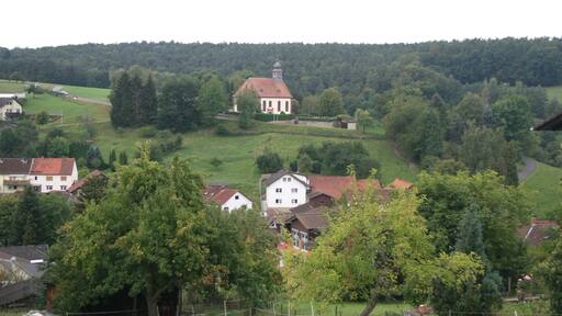 Lützelbach im Odenwaldkreis, Blick auf die Kirche von Osten.