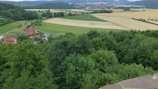 Burgruine Löwenstein; Blick vom Bergfried nach Nordosten in Richtung Bad Zwesten