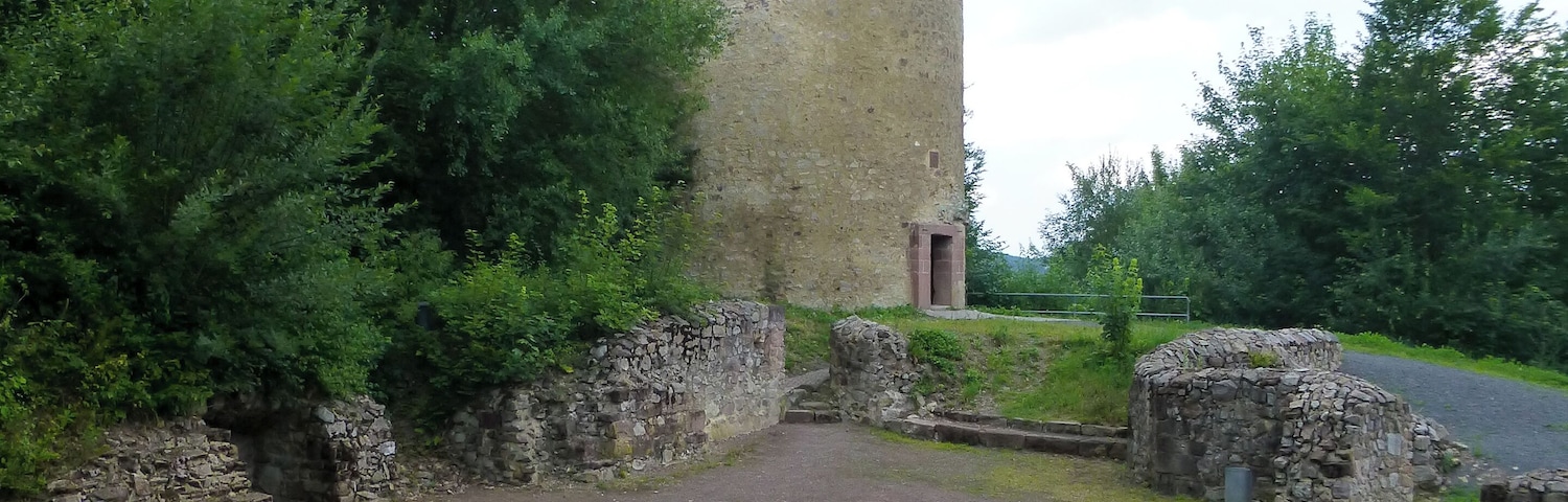 Burgruine Löwenstein; Bergfried und Mauerreste am Innenhof
