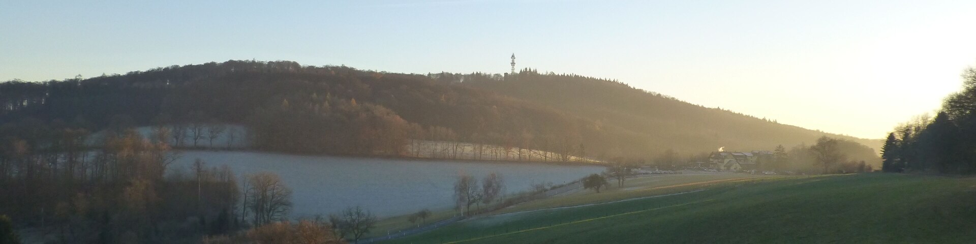 Blick von der Hutzelstraße nördich der Kuralpe zum Felsberg