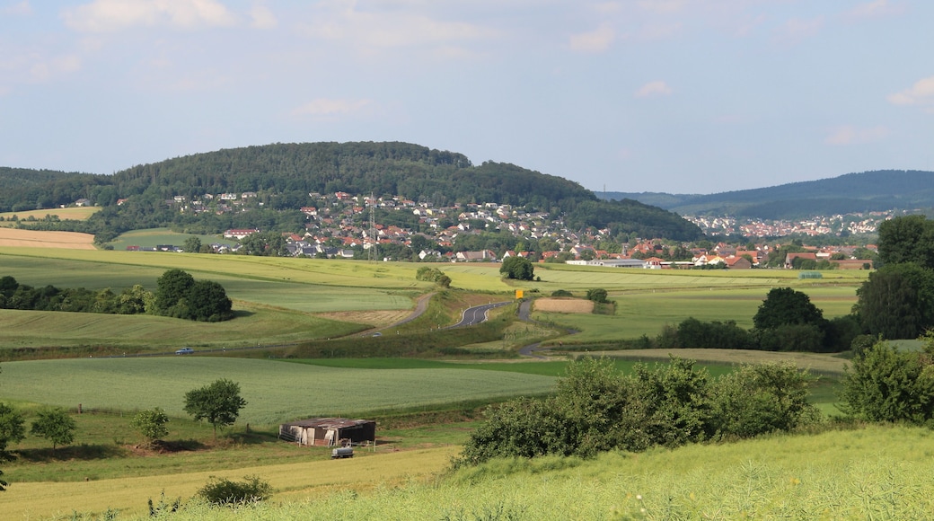 de:Niederweimar von Südwesten vom Nikolausberg westlich von de:Wenkbach. Rechts im Bildhintergrund de:Cappel (Marburg)