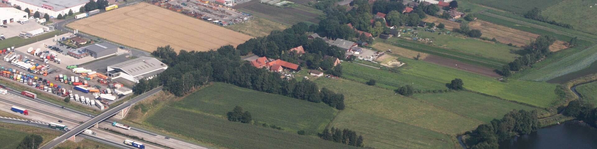 Luftaufnahme; entlang der A1 (auf der Südseite) vom Dreieck Stuhr in Richtung Osten, bis zur Abfahrt Brinkum
