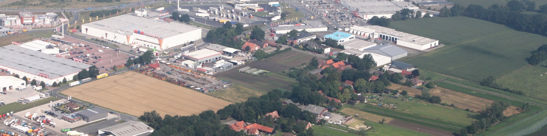 Luftaufnahme; entlang der A1 (auf der Südseite) vom Dreieck Stuhr in Richtung Osten, bis zur Abfahrt Brinkum