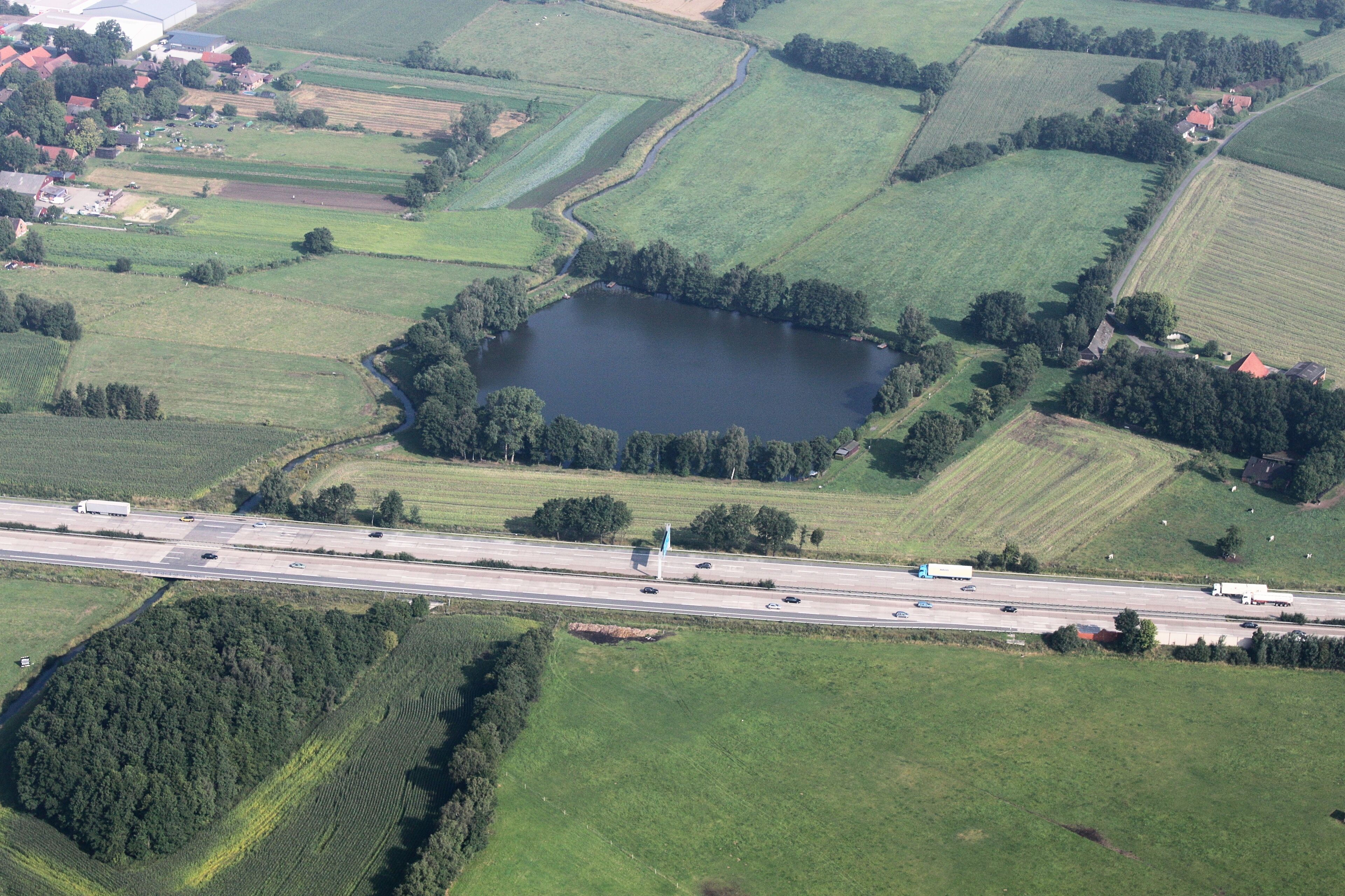 Luftaufnahme; entlang der A1 (auf der Südseite) vom Dreieck Stuhr in Richtung Osten, bis zur Abfahrt Brinkum