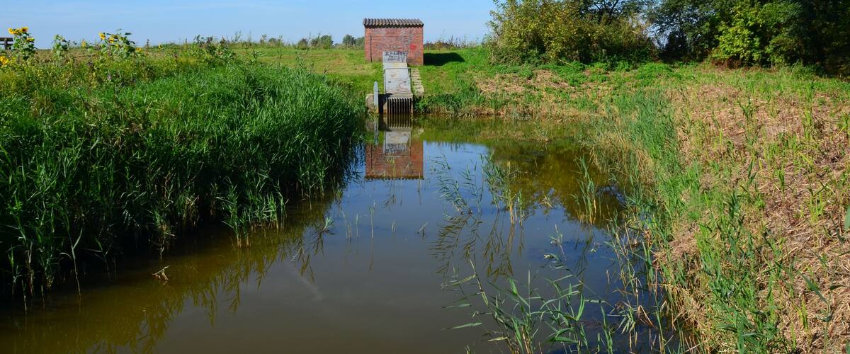 Freepsumer Meerschloot, durch den das Freepsumer Meer trockengelegt wurde. Über das Pumpwerk gelangt das Wasser in das Knockster Tief, welches in die Ems mündet.