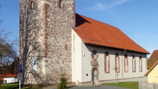 Ev.-luth. Kirche St. Petri in Hammenstedt, Stadt Northeim, Südniedersacshen. Saalbau aus dem frühen 18. Jahrhundert, Turm spätmittelalterlich