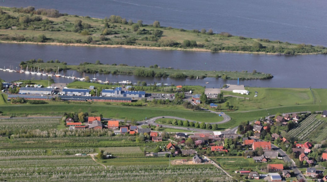 Luftaufnahme: bei Grünendeich liegt im Nebenarm der Elbe die Pionierinsel
