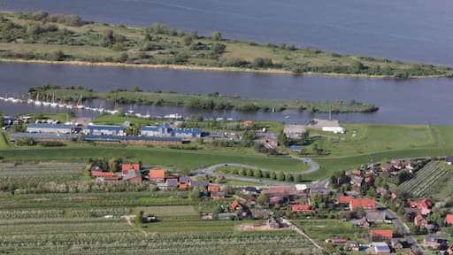 Luftaufnahme: bei Grünendeich liegt im Nebenarm der Elbe die Pionierinsel