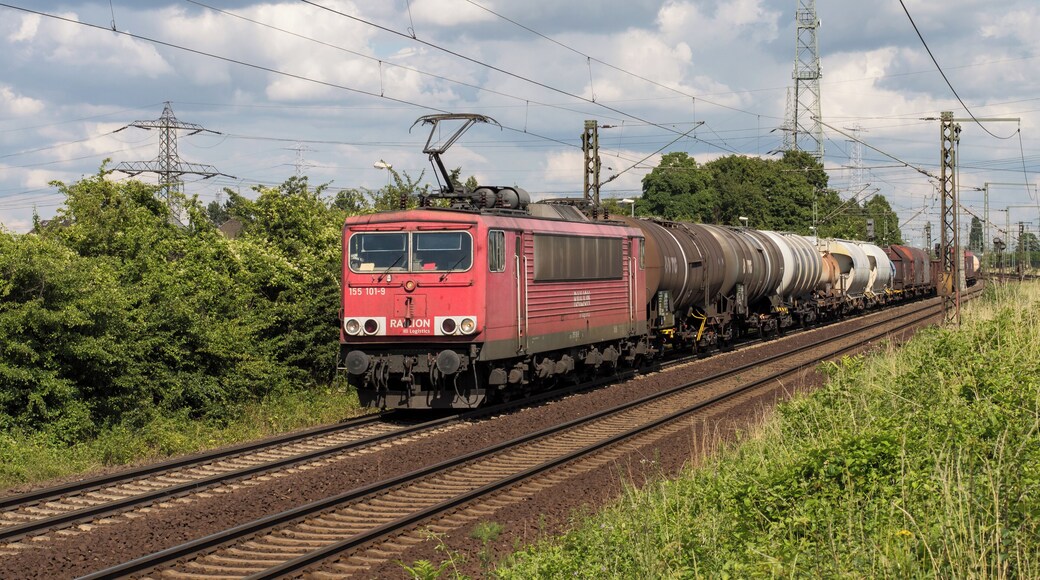Op zich een gewonen cargotrein die bij de Duitse plaats Ahlten voorbij komt....getrokken door de 155 101....maar een eind verderop in de trein toch, voor mij, iets bijzonders...een nieuwe dubbeldekker met stuurstand. Volgens mij voor DB Fernverkehr.