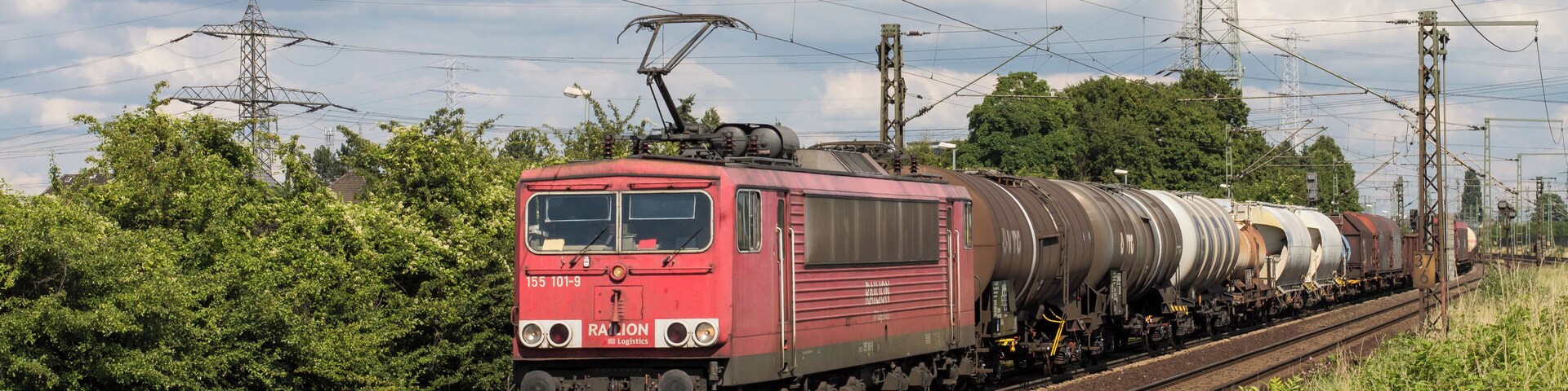 Op zich een gewonen cargotrein die bij de Duitse plaats Ahlten voorbij komt....getrokken door de 155 101....maar een eind verderop in de trein toch, voor mij, iets bijzonders...een nieuwe dubbeldekker met stuurstand. Volgens mij voor DB Fernverkehr.