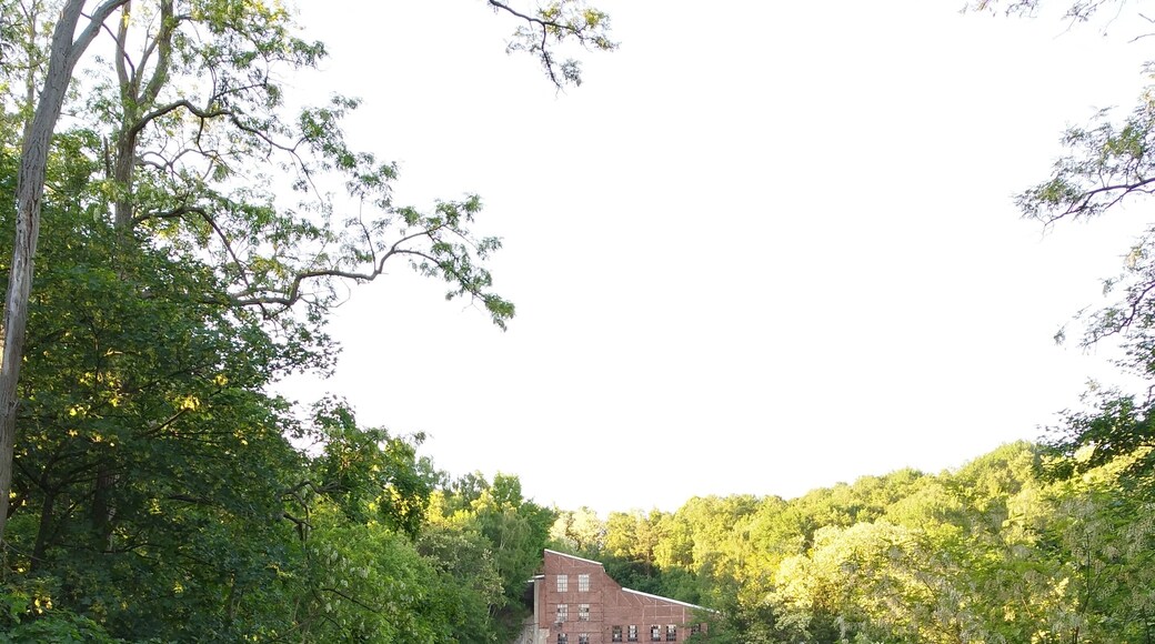 Das Gebäude der alten Steinbrechanlage der Zeche Piesberg. Die Gleisharfe vor dem Gebäude befindet sich im Bau.