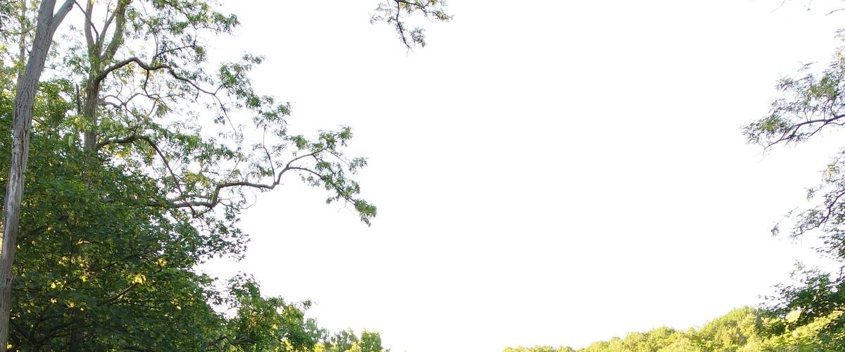 Das Gebäude der alten Steinbrechanlage der Zeche Piesberg. Die Gleisharfe vor dem Gebäude befindet sich im Bau.