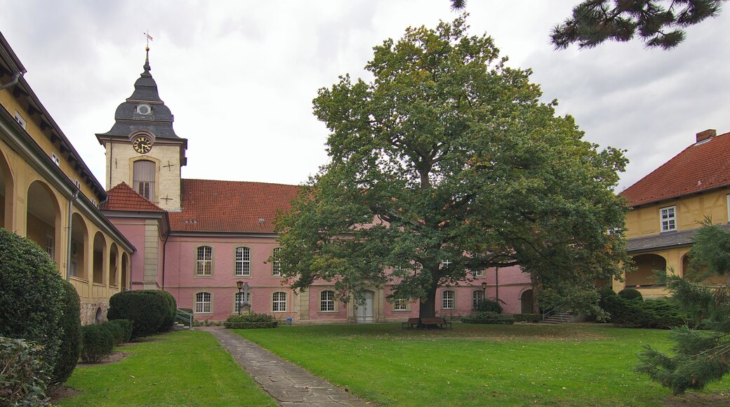 Das Stift Steterburg ist ein ehemaliges Kanonissenstift, späteres Augustiner-Chorfrauen-Stift und ehemaliges evangelisch-lutherisches Frauenstift in Salzgitter-Thiede, in Niedersachsen. Erhaltene Gebäudeteile sind aus dem 11. Jahrhundert. Das Wohnhaus der Äbtissin entstand 1691. Die Stiftskirche ist 1752 errichtet worden. In der Bildmitte die Eiche auf dem Stiftshofe (Naturdenkmal ND SZ 00013).