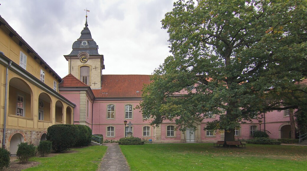 Das Stift Steterburg ist ein ehemaliges Kanonissenstift, späteres Augustiner-Chorfrauen-Stift und ehemaliges evangelisch-lutherisches Frauenstift in Salzgitter-Thiede, in Niedersachsen. Erhaltene Gebäudeteile sind aus dem 11. Jahrhundert. Das Wohnhaus der Äbtissin entstand 1691. Die Stiftskirche ist 1752 errichtet worden. Rechts die Eiche auf dem Stiftshofe (Naturdenkmal ND SZ 00013).