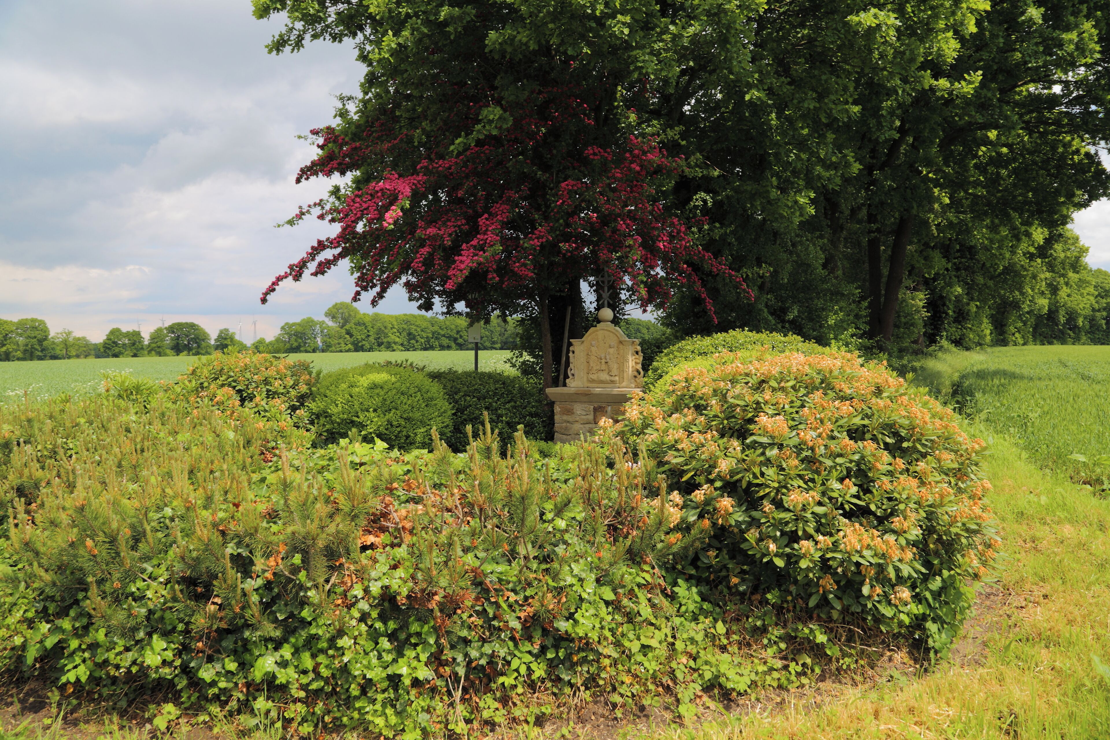 The Hilgenstieb, a wayside shrine between Voltlage and Höckel, Samtgemeinde Neuenkirchen, Landkreis Osnabrück, Lower Saxony, Germany. The shrine with a relief depicting the Holy Family was erected in 1749 and restored in 1997.