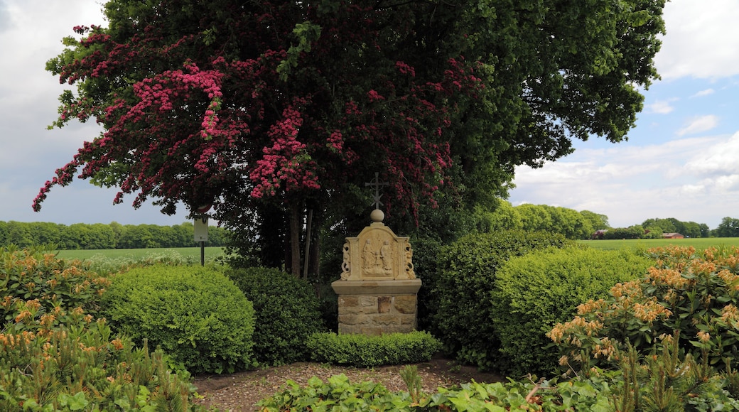 The Hilgenstieb, a wayside shrine between Voltlage and Höckel, Samtgemeinde Neuenkirchen, Landkreis Osnabrück, Lower Saxony, Germany. The shrine with a relief depicting the Holy Family was erected in 1749 and restored in 1997.