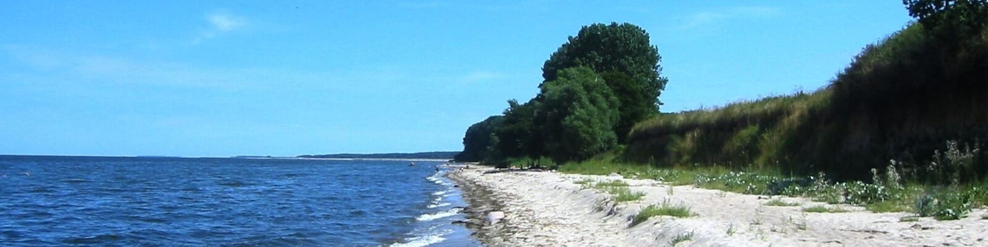 Blick auf den Strand von Vierow, ein Ortsteil der Gemeinde Brünzow in Vorpommern-Greifswald (Mecklenburg-Vorpommern). Die Aufnahme entstand kurz hinter dem Hafen Vierow mit Blickrichtung Lubmin.