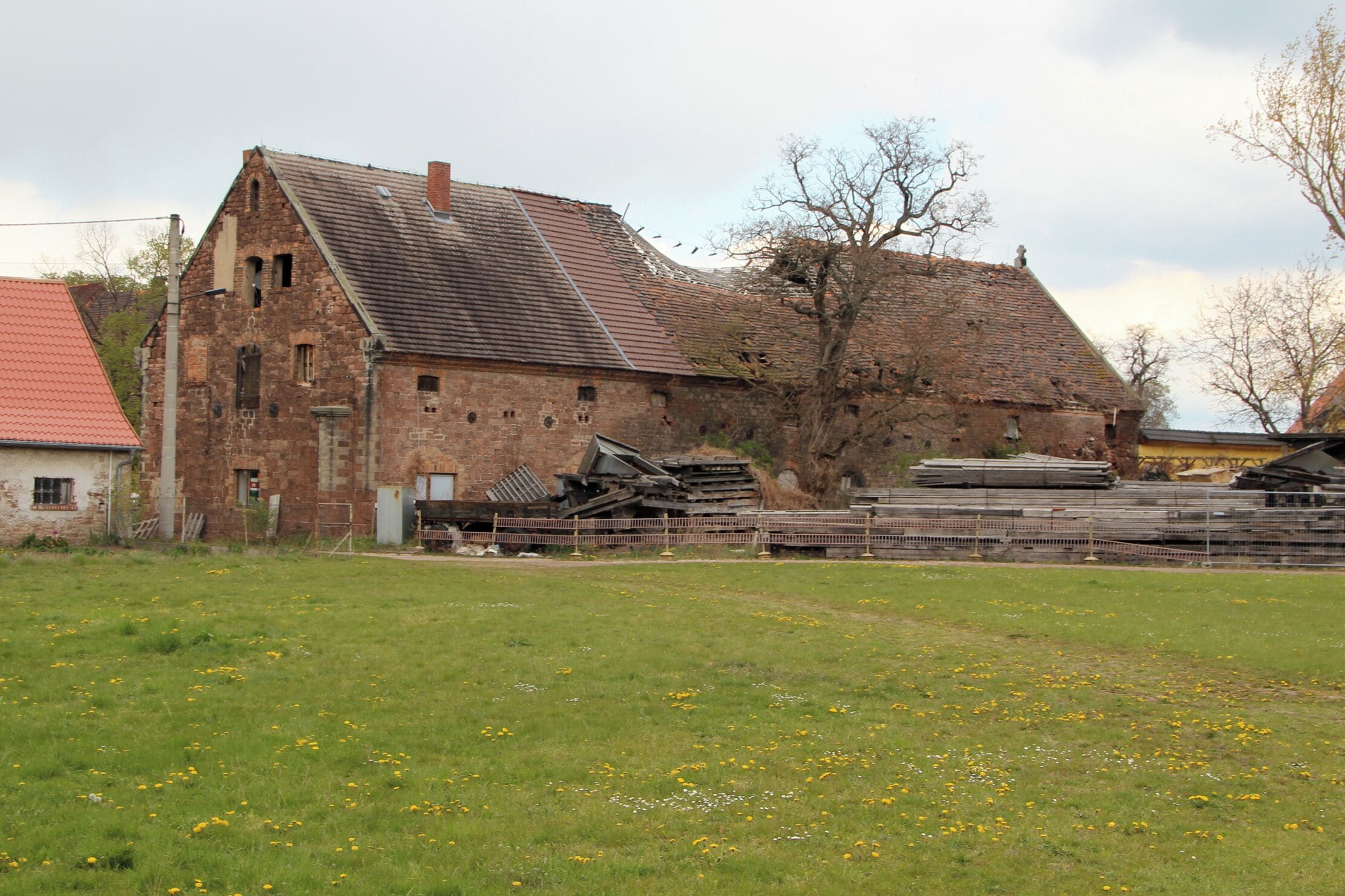 Werdershausen ist ein Ortsteil Gröbzigs der Gemeinde Südliches Anhalt in Sachsen-Anhalt, Deutschland.