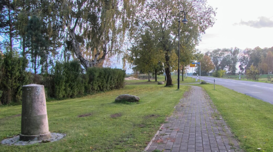 Preußischer Rundsockelstein (0330) in Sandbeiendorf, an der L 29, kurz vor dem Abzweig Wenddorfer Weg