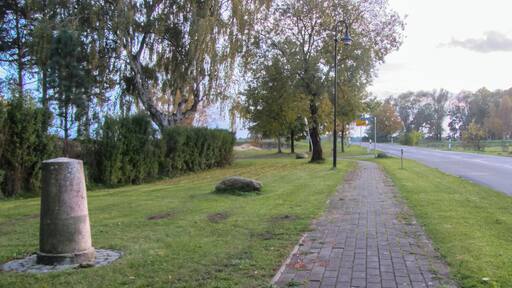 Preußischer Rundsockelstein (0330) in Sandbeiendorf, an der L 29, kurz vor dem Abzweig Wenddorfer Weg