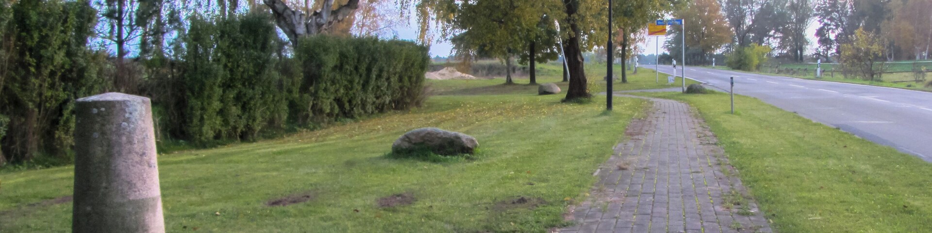 Preußischer Rundsockelstein (0330) in Sandbeiendorf, an der L 29, kurz vor dem Abzweig Wenddorfer Weg