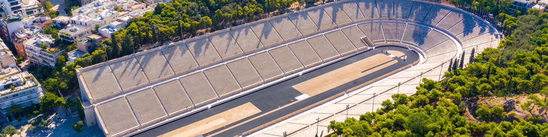 Vista aérea de un estadio grande rodeado de edificios urbanos y zonas verdes.