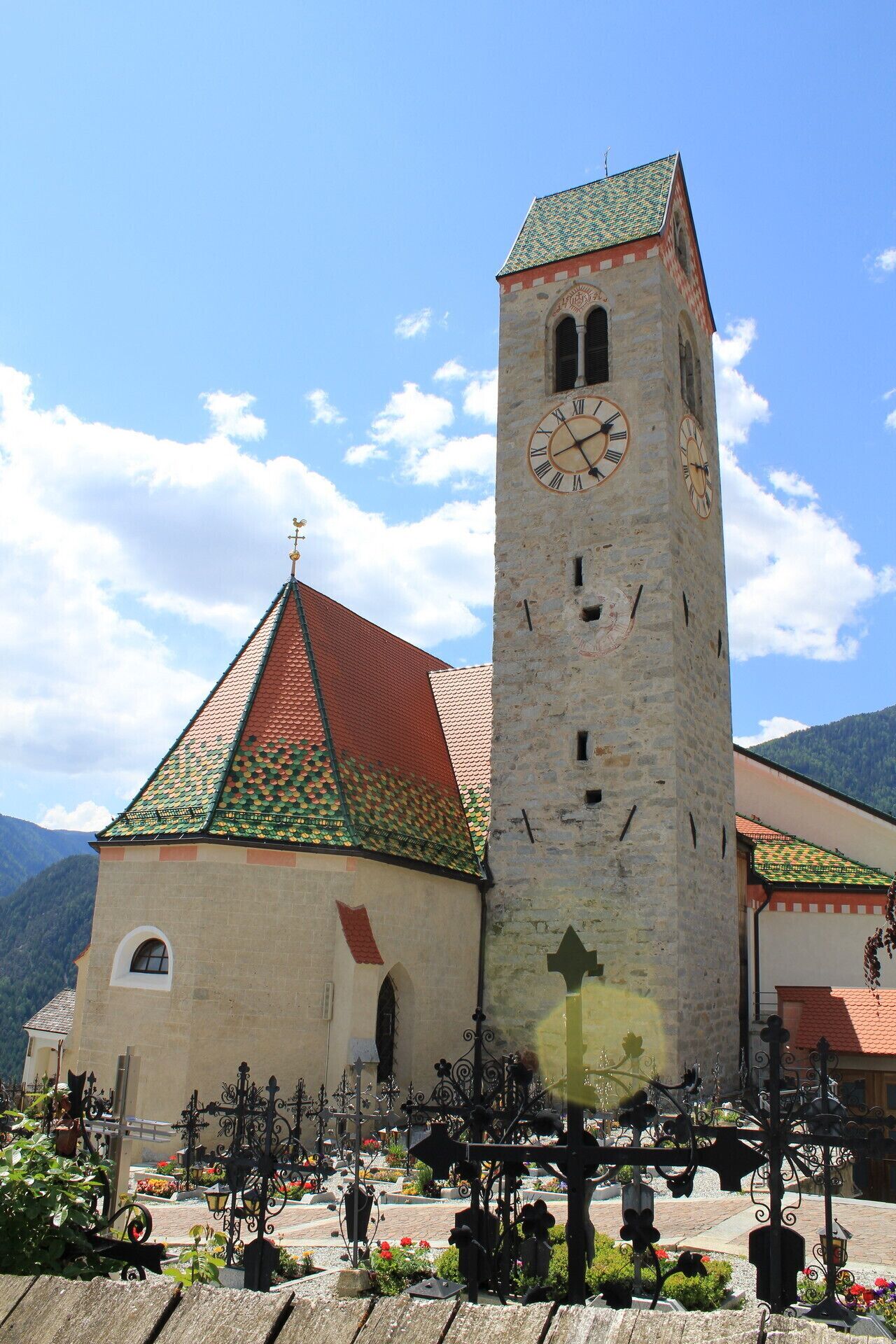 Pfarrkirche St. Jakob mit Friedhof in Latzfons, Klausen