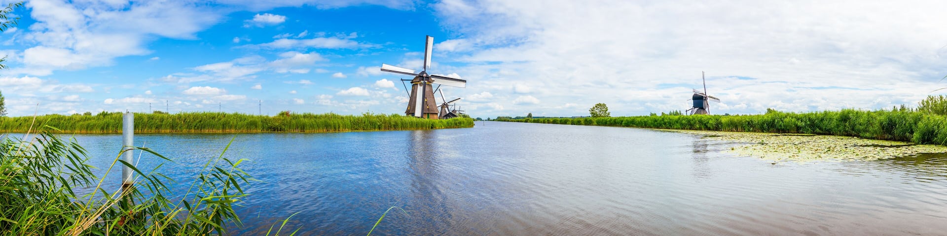 Unesco Weltkulturerbe Windmühle Panorama Landschaft in Dorf Kinderdijk Niederlande Holland. Natur Windkraft Architektur Fluss Mühle. landscape in Netherlands, Europe. Windmills village tourist nature