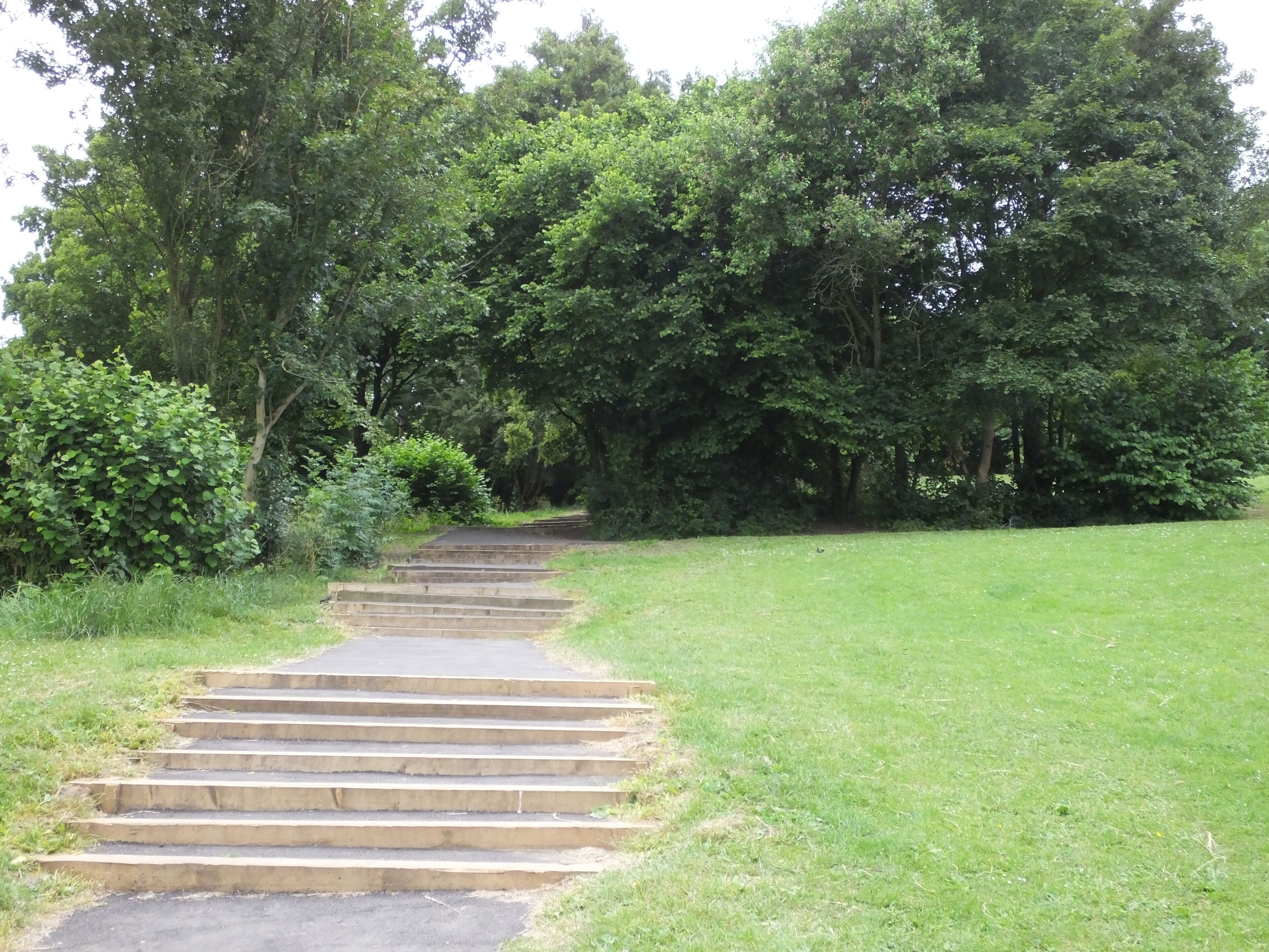 The Broomhill Park is a community supported park in Strood, Kent. Steps leading up the sundial is an analemmatic human sundial. The step have been restored Camera location 51° 24′ 11.26″ N, 0° 29′ 10.08″ E View this and other nearby images on: OpenStreetMap - Google Earth 51.403128; 0.486133