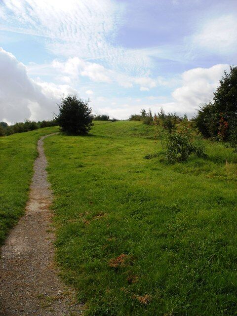 Heading uphill between Silkwood Park and the golf course