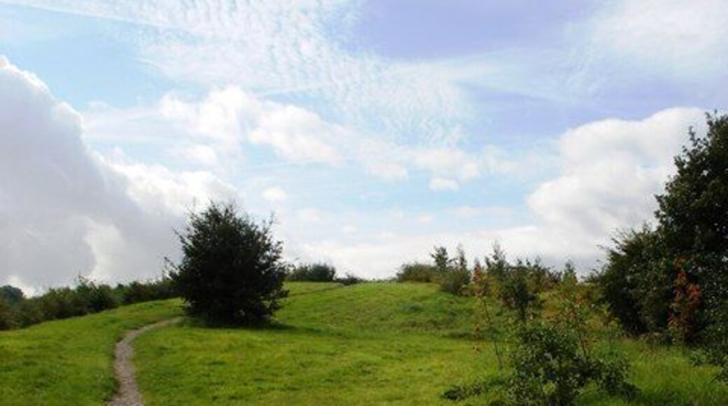 Heading uphill between Silkwood Park and the golf course
