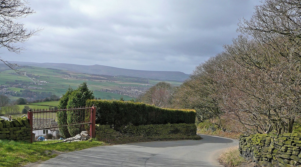 between Brockholes and Farnley Tyas