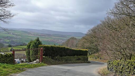 between Brockholes and Farnley Tyas