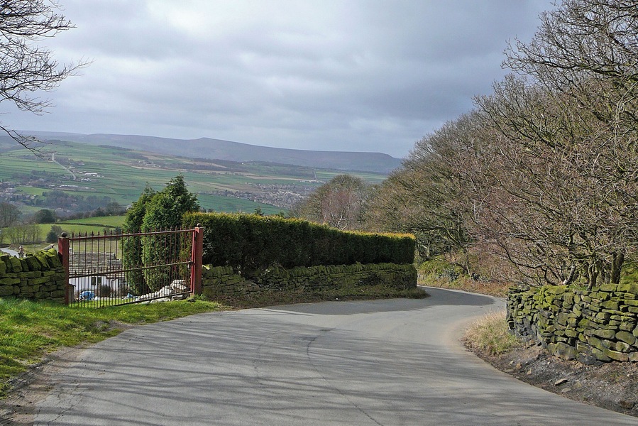between Brockholes and Farnley Tyas