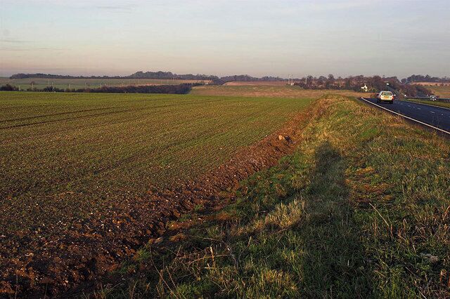 Between Modes The field shown, lies between the A505 (right) and the Hitchin to Cambridge railway line (left). The colour of the earth and sky is picked out by the low sun of the late afternoon.