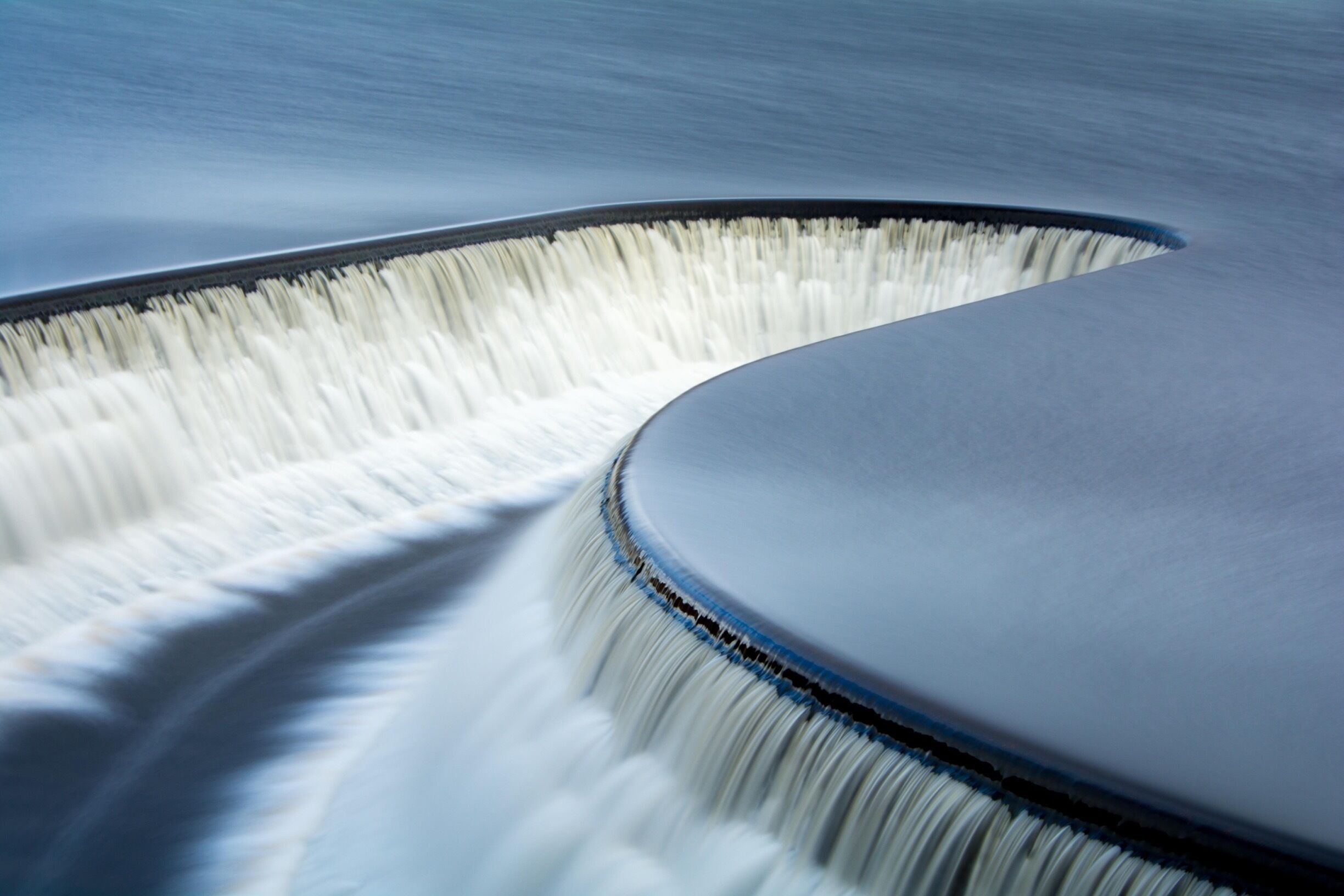 This is the first time seeing an over flow with such amazing characteristics... I love the curves and the lines - was a cold shot but so worth it